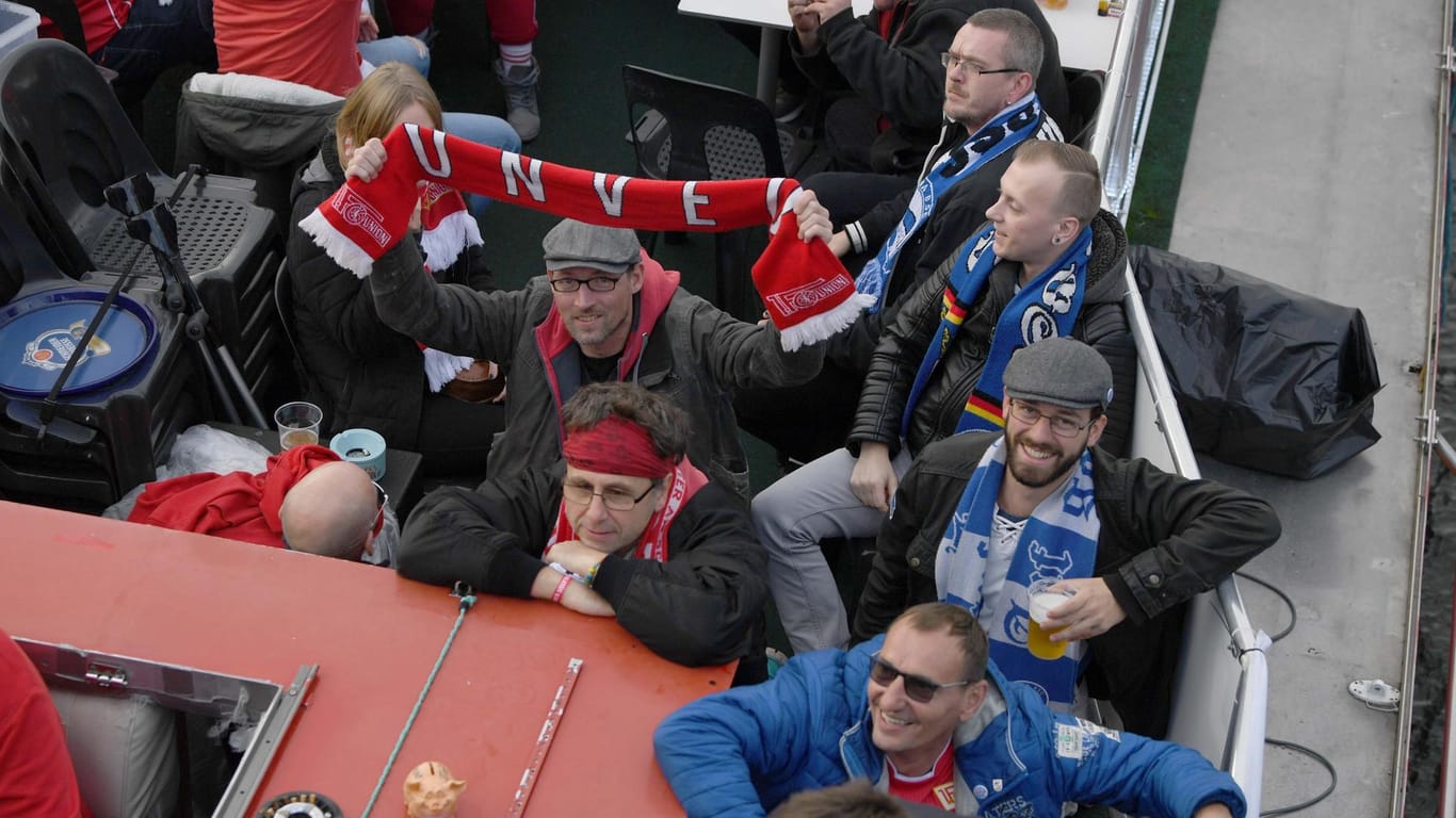 Einig: Fans von Union Berlin und Hertha BSC auf einer gemeinsamen Dampferfahrt zum Derby.