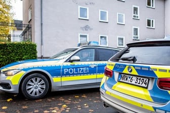 Polizeifahrzeuge vor dem Mehrfamilienhaus in Detmold, in dem eine 15-Jährige ihren dreijährigen Halbbruder erstochen haben soll.