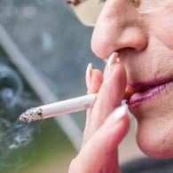 Frau raucht Zigarette: Hören Senioren mit dem Rauchen auf, sinkt zum Beispiel das Herzinfarktrisiko. (Symbolbild)
