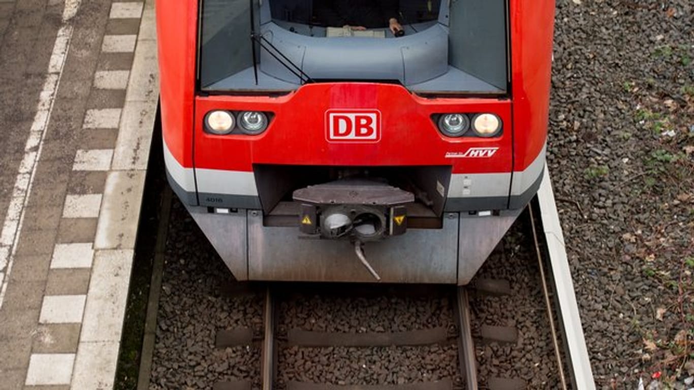Eine S-Bahn der Linie S1 fährt aus dem Bahnhof Berliner Tor