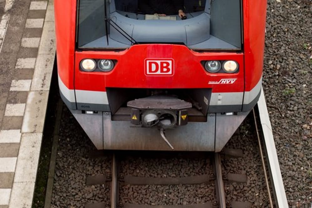 Eine S-Bahn der Linie S1 fährt aus dem Bahnhof Berliner Tor