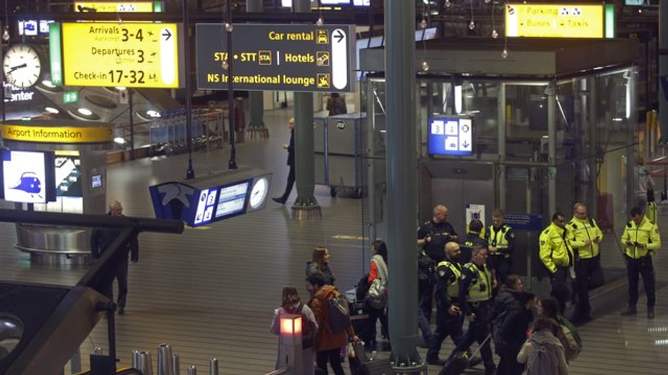 Polizisten am Mittwochabend bei dem Einsatz am Flughafen Schiphol.