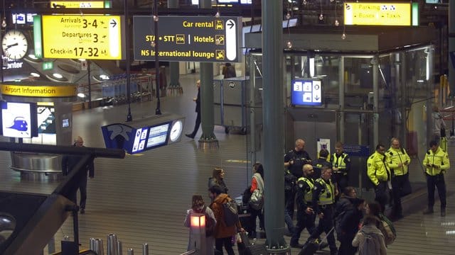 Polizisten am Mittwochabend bei dem Einsatz am Flughafen Schiphol.