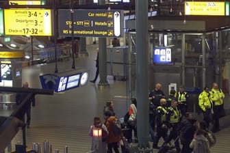 Polizisten am Mittwochabend bei dem Einsatz am Flughafen Schiphol.