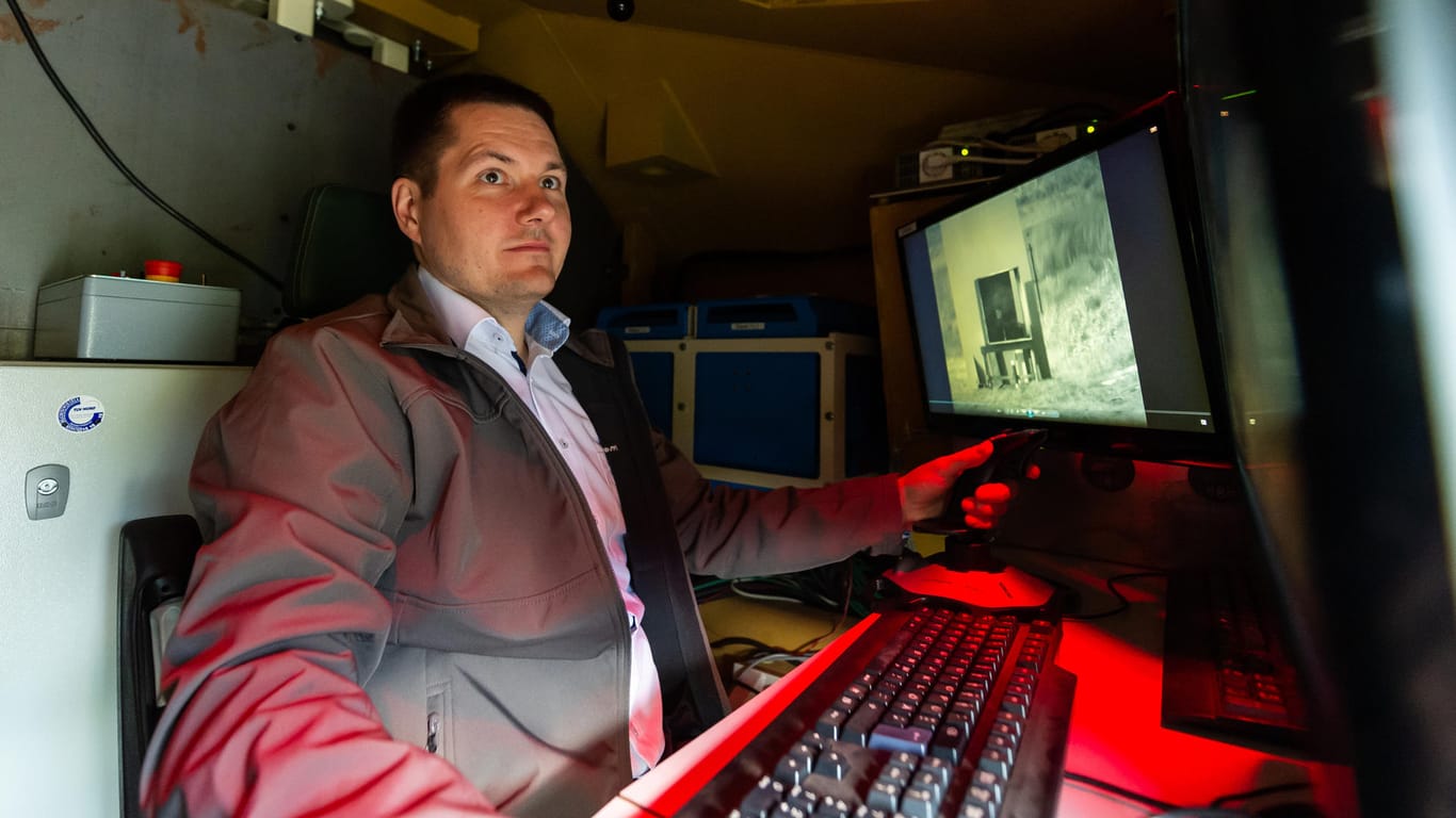 Thomas Baumgärtel, Entwickler für Laserwaffen Systeme bei der Rheinmetall Waffen und Munition GmbH, sitzt in einem mobilen Missions Modul, eines Hochenergie-Lasersystem.