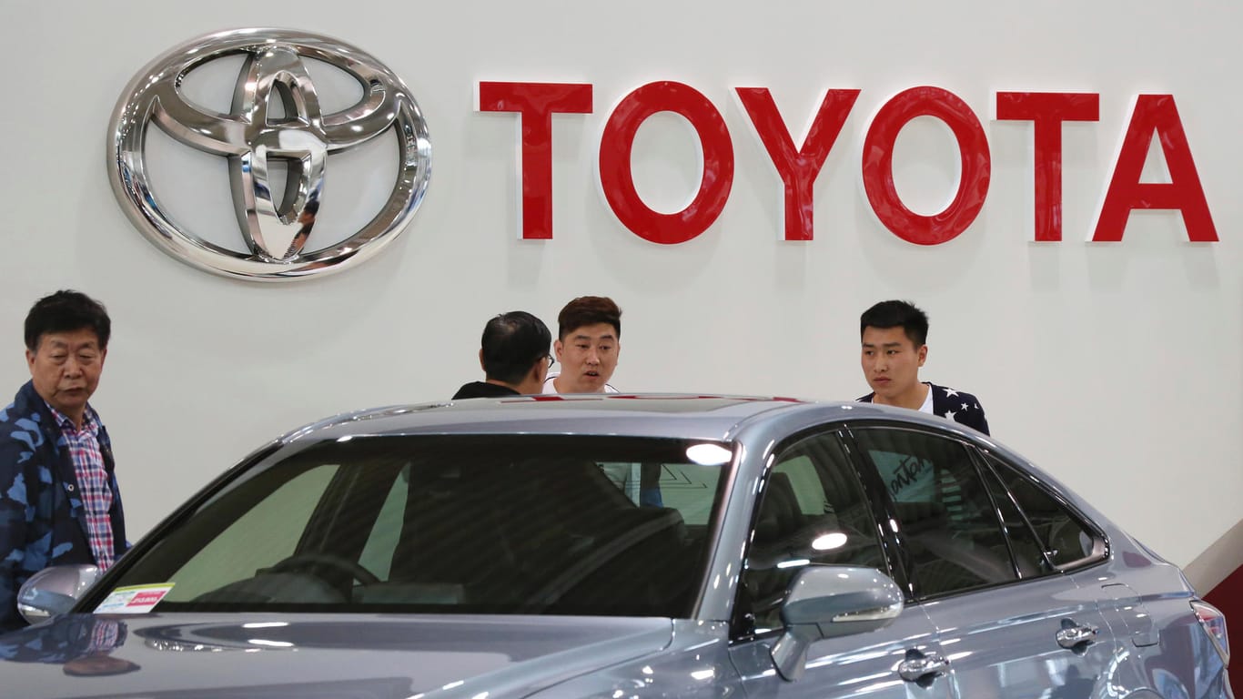 Besucher schauen ein Auto im Toyota Showroom an: Der japanische Branchenprimus hat die Zahlen für das zweite Quartal bekannt gegeben.