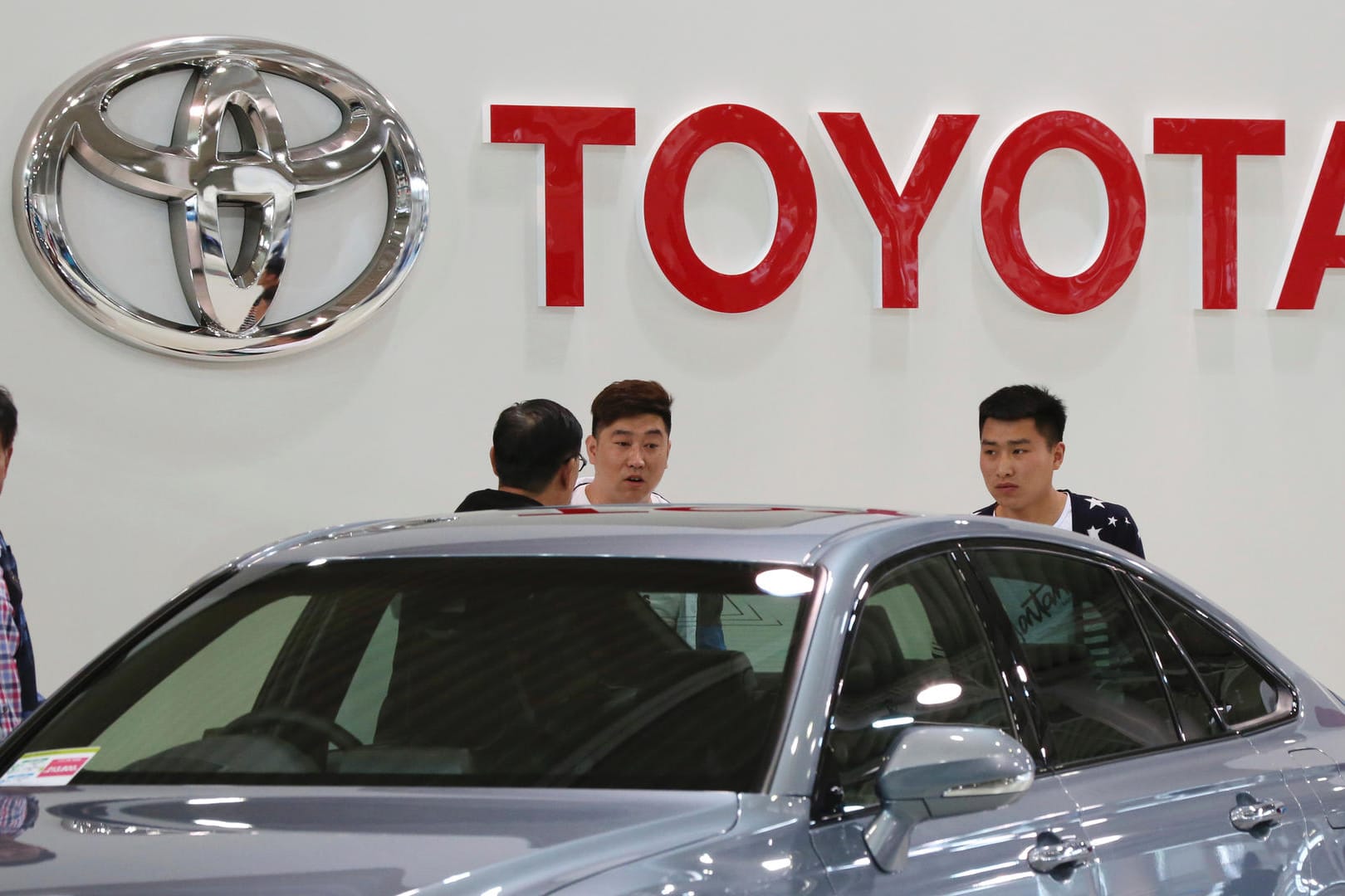 Besucher schauen ein Auto im Toyota Showroom an: Der japanische Branchenprimus hat die Zahlen für das zweite Quartal bekannt gegeben. Besucher schauen ein Auto im Toyota Showroom an: Der japanische Branchenprimus hat die Zahlen für das zweite Quartal bekannt gegeben.
