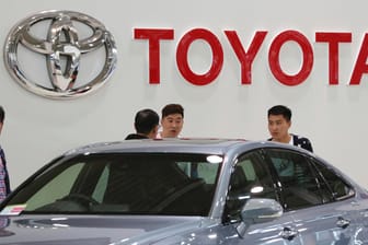 Besucher schauen ein Auto im Toyota Showroom an: Der japanische Branchenprimus hat die Zahlen für das zweite Quartal bekannt gegeben.