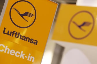 Lufthansa Schilder im Flughafen: Die Flugbegleitergewerkschaft Ufo streikt bei der Lufthansa.
