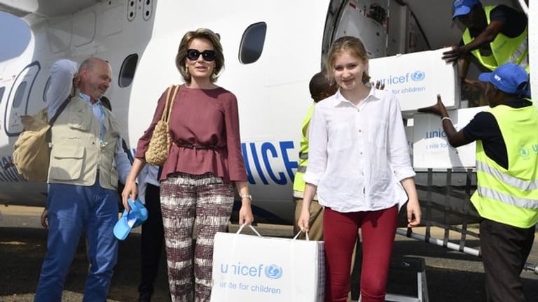 Königin Mathilde von Belgien und ihre Tochter Kronprinzessin Elisabeth besuchten vor wenigen Monaten das Flüchtlingslager Kakuma in Kenia und brachten Unicef-Hilfsgüter mit.