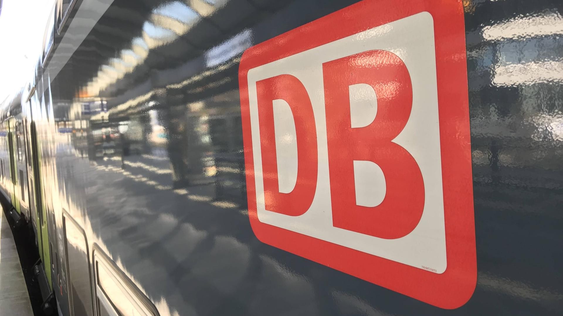 Logo der Deutschen Bahn an einem Zug: Für die Vorstände war eine Gehaltserhöhung von 400.000 auf 585.000 Euro im Jahr vorgesehen. Logo der Deutschen Bahn an einem Zug: Für die Vorstände war eine Gehaltserhöhung von 400.000 auf 585.000 Euro im Jahr vorgesehen.