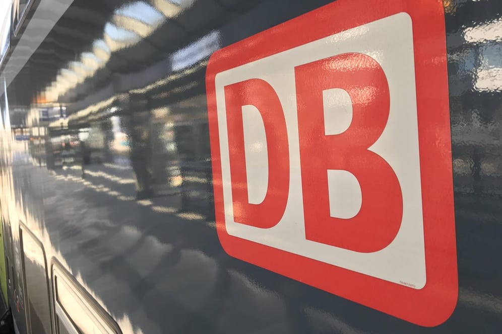 Logo der Deutschen Bahn an einem Zug: Für die Vorstände war eine Gehaltserhöhung von 400.000 auf 585.000 Euro im Jahr vorgesehen.