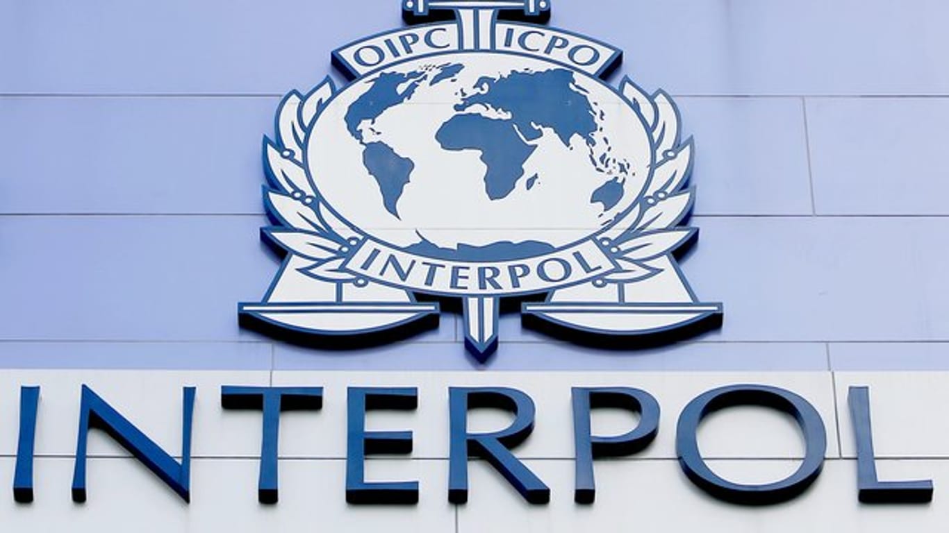 Ermittlungsbehörden wie Interpol sollen eine Software erhalten, die Ermittler mit einem Suchbegriff über eine Vielzahl von Telefongesprächen laufen lassen können.