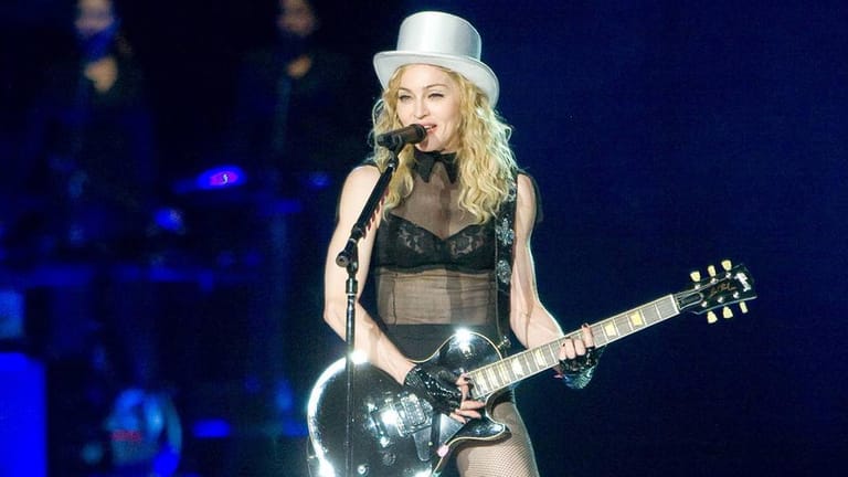 Madonna: Die Sängerin ist für ihre aufwändigen Bühnenshows bekannt. Vor jedem Konzert gehört eine aufwendige Aufwärmübung dazu, wie sie jetzt gezeigt hat.