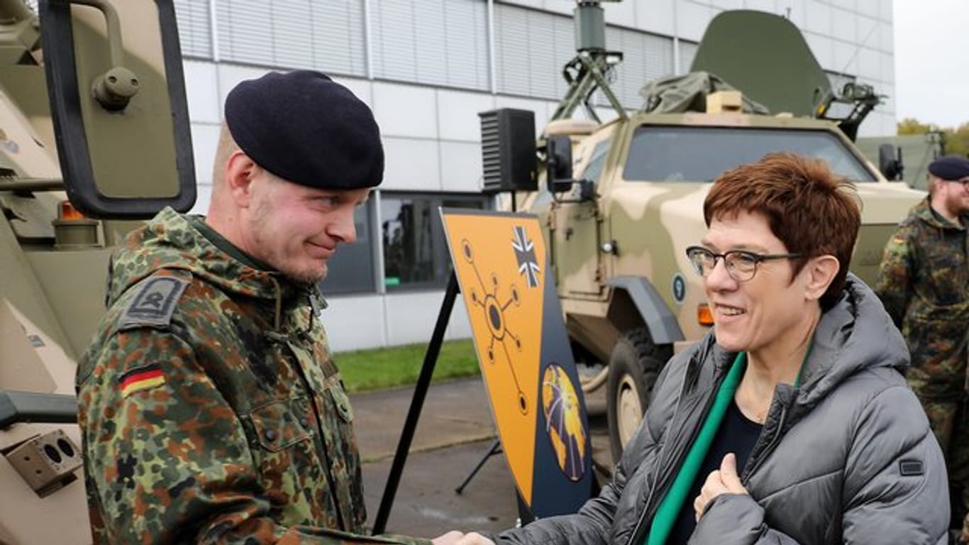 Bundesverteidigungsministerin Annegret Kramp-Karrenbauer bei einem Besuch des Bundeswehrstandorts Rheinbach.