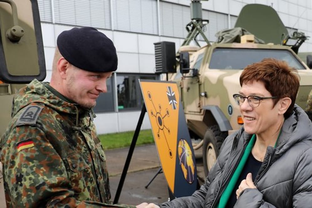 Bundesverteidigungsministerin Annegret Kramp-Karrenbauer bei einem Besuch des Bundeswehrstandorts Rheinbach.