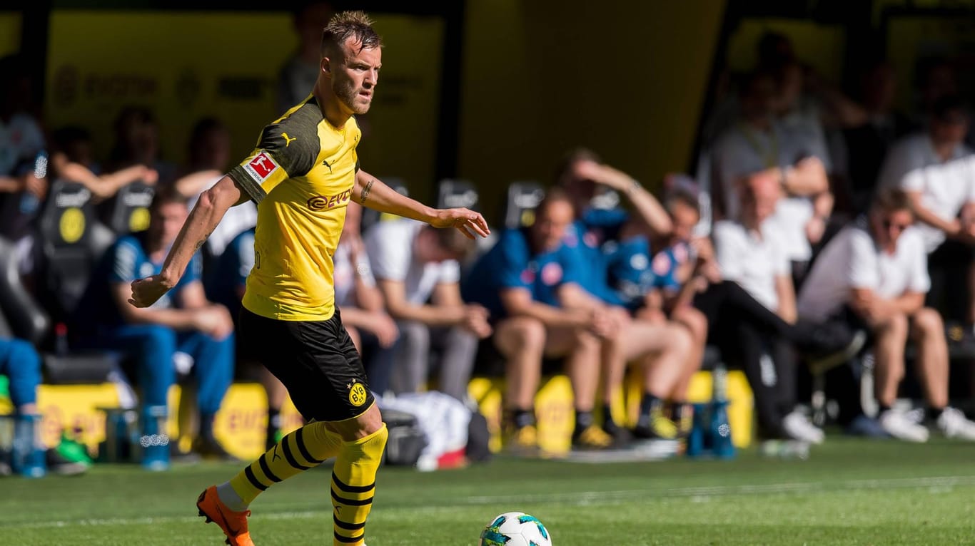 Andriy Yarmolenko im BVB-Dress: Obwohl der Stürmer schon ein Jahr lang nicht mehr bei Dortmund spielt, droht dem BVB ein Nachspiel.