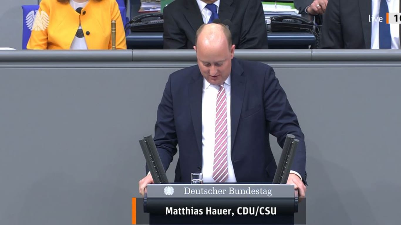 Matthias Hauer: Bei einer Rede im Bundestag begann der CDU-Politiker zunächst zu zittern, Kollegen eilten ihm zu Hilfe, dann kollabierte er.