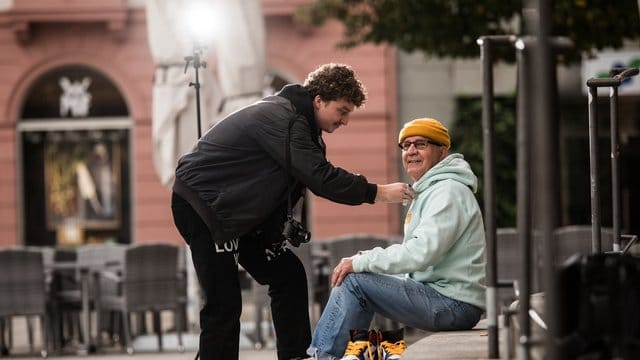 Jannik Diefenbach bereitet seinen Großvater Alojz Abram für ein Foto-Shooting vor. Jannik Diefenbach bereitet seinen Großvater Alojz Abram für ein Foto-Shooting vor.
