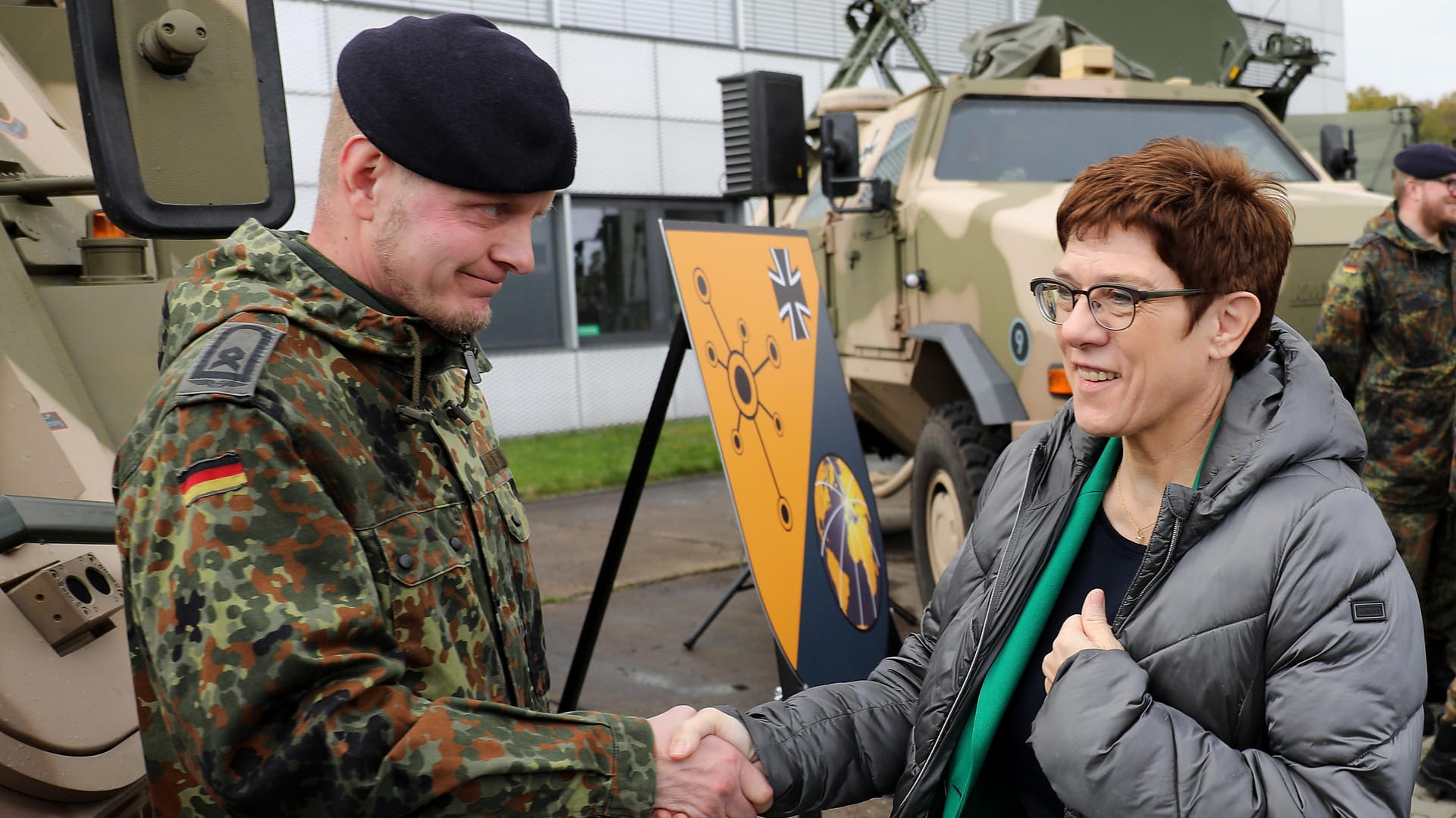 Annegret Kramp-Karrenbauer am Bundeswehrstandort Rheinbach: Die CDU-Vorsitzende und Verteidigungsministerin plant eine neue Behörde, die für mehr Sicherheit in Deutschland sorgen soll.