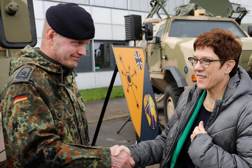 Annegret Kramp-Karrenbauer am Bundeswehrstandort Rheinbach: Die CDU-Vorsitzende und Verteidigungsministerin plant eine neue Behörde, die für mehr Sicherheit in Deutschland sorgen soll.