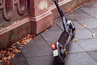 Ein E-Scooter steht am Geländer: In Mainz wurde ein privater Elektroroller gestohlen.
