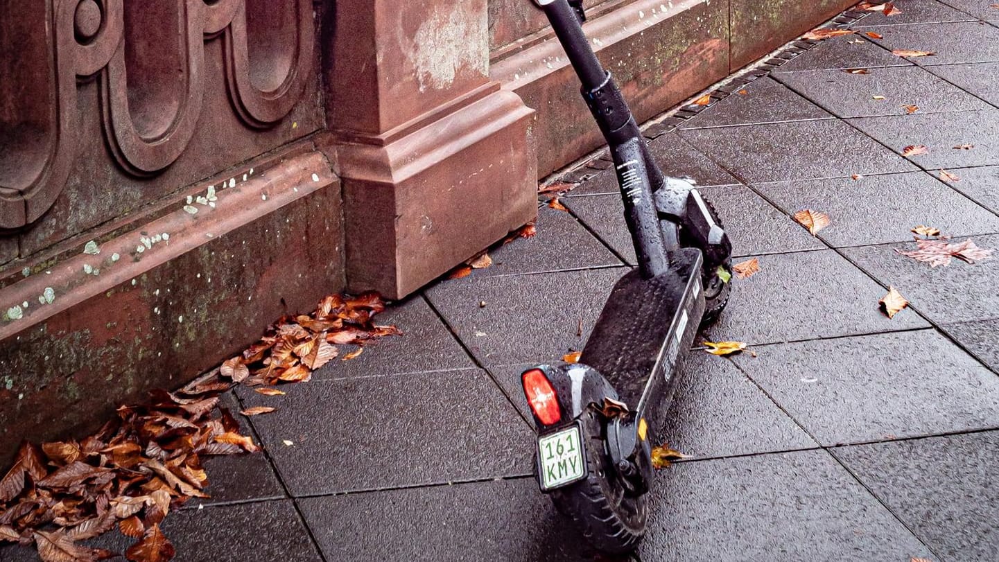 Ein E-Scooter steht am Geländer: In Mainz wurde ein privater Elektroroller gestohlen.