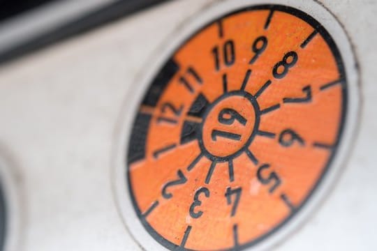 Bei der Hauptuntersuchung vom Tüv fällt rund jedes fünfte Auto wegen Mängeln durch.