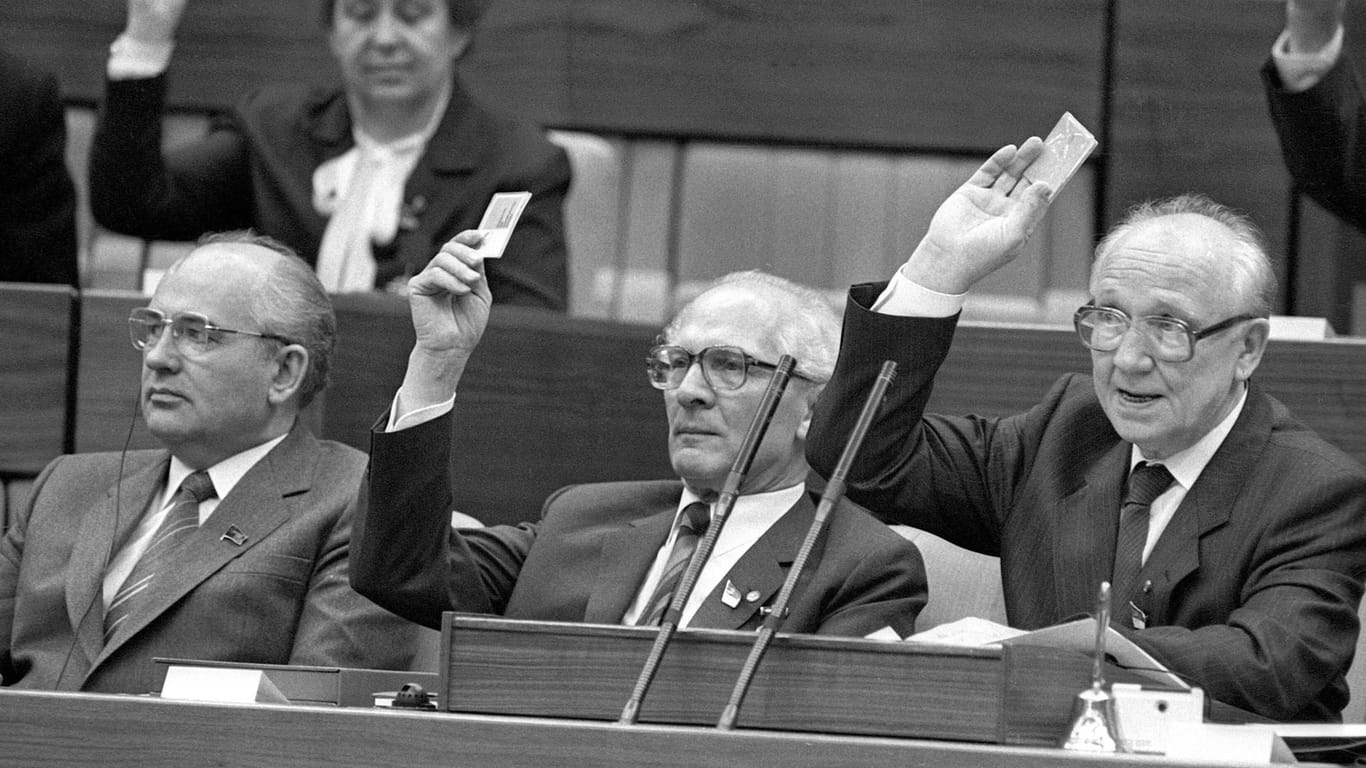 Erich Honecker und Michail Gorbatschow bei einer Abstimmung auf dem SED-Parteitag: Die DDR überwachte seine Bürger weitreichend.