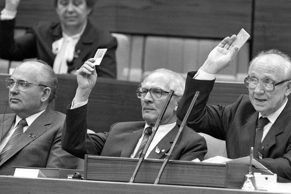 Erich Honecker und Michail Gorbatschow bei einer Abstimmung auf dem SED-Parteitag: Die DDR überwachte seine Bürger weitreichend.