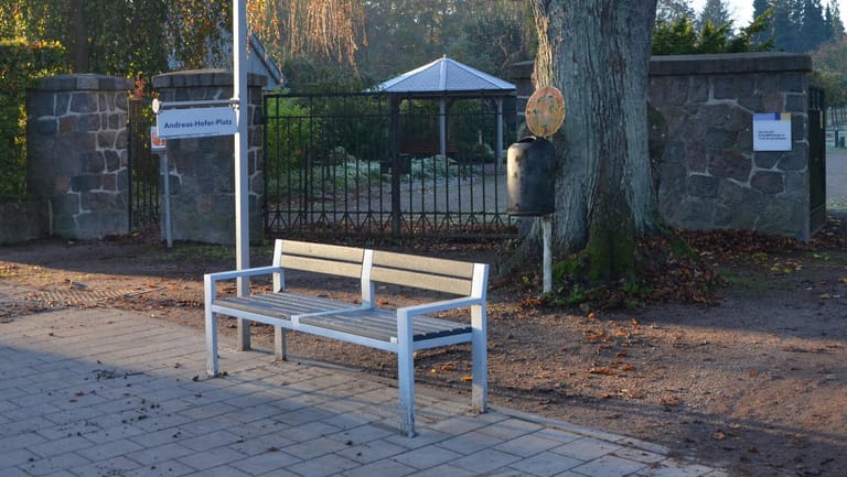 Eine Mitfahrbank am Friedhof Elmschenhagen: In Kiel sollen Menschen bequemer trampen.