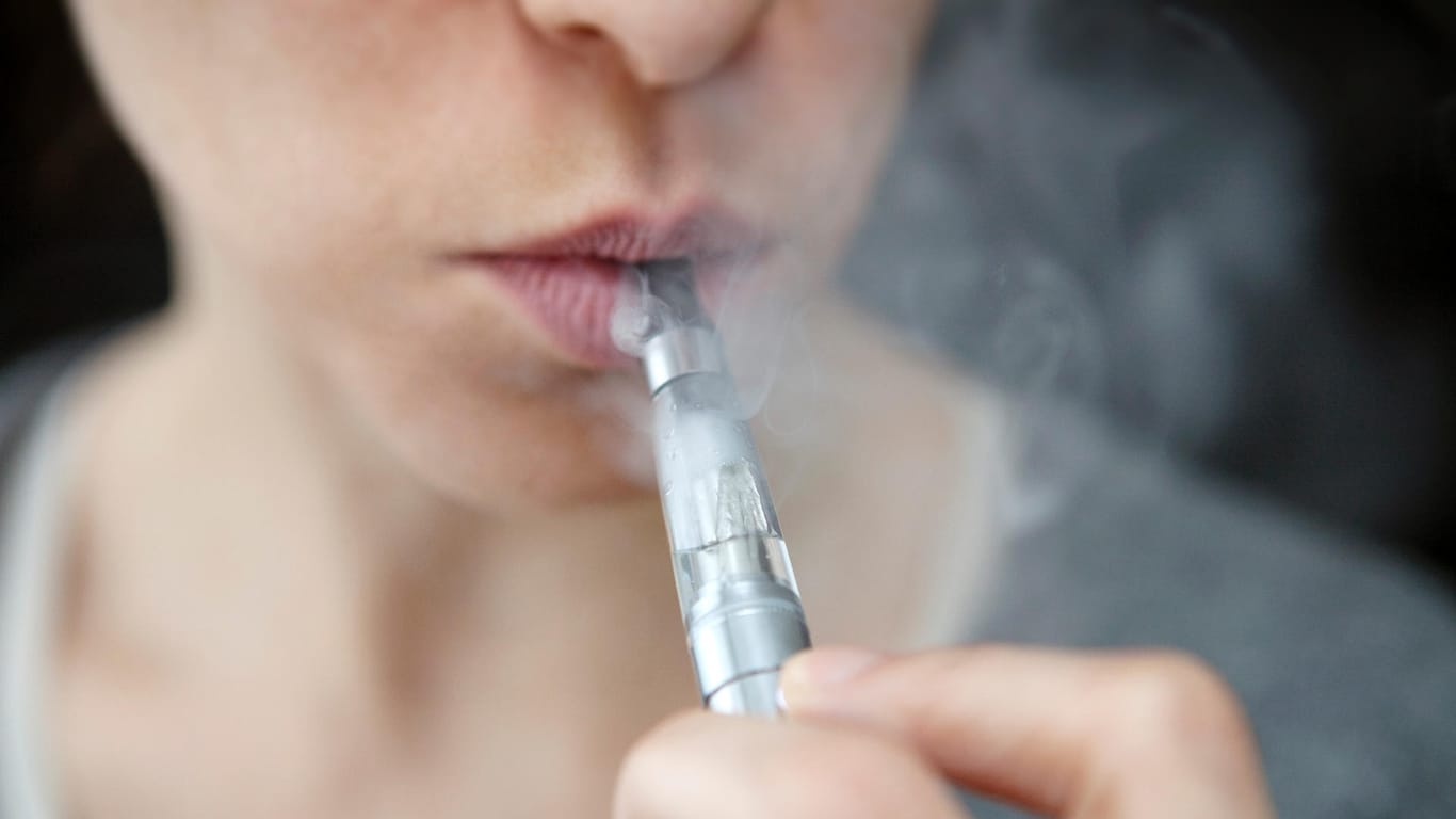 Eine Frau raucht eine E-Zigarette: An Highschools konsumiere jeder fünfte US-Schüler E-Zigaretten.