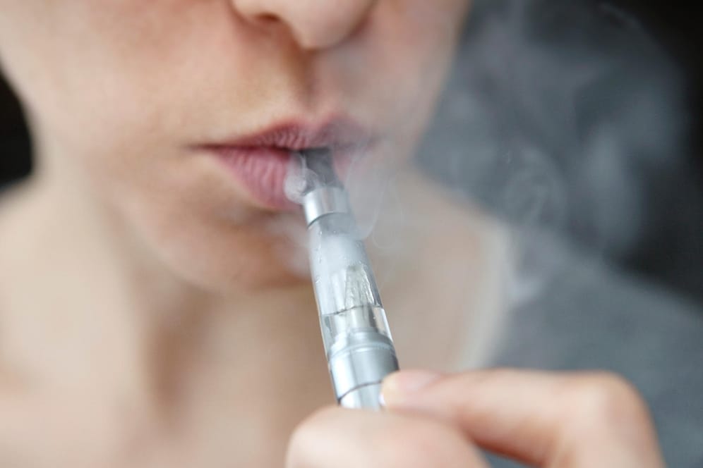 Eine Frau raucht eine E-Zigarette: An Highschools konsumiere jeder fünfte US-Schüler E-Zigaretten.