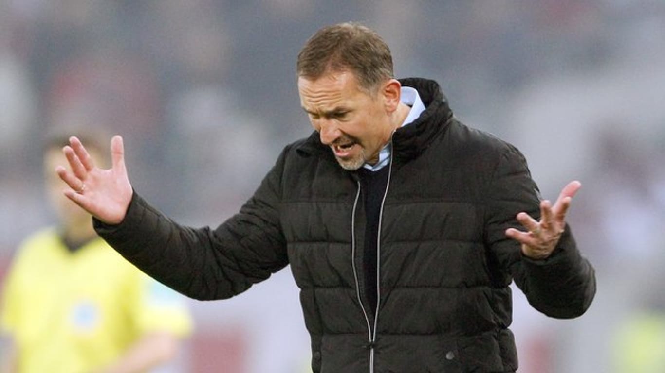 Kölns Trainer Achim Beierlorzer lebt trotz der sportlichen Talfahrt Optimismus vor.