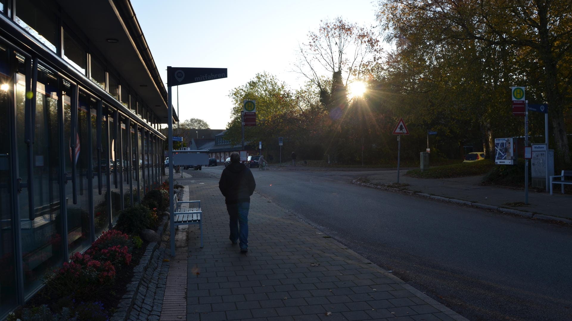 Eine Straße im Halbdunkel: Viele würden die Mitfahrbänke nicht nutzen, weil sie ihnen zu gefährlich erscheinen.