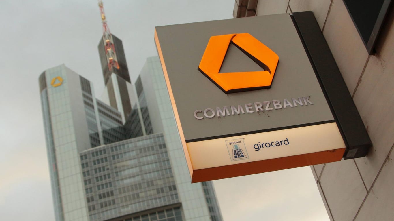 Commerzbank-Logo: Die lockere Geldpolitik der EZB zwingt zahlreiche Banken zu Maßnahmen.