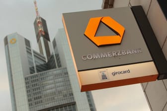 Commerzbank-Logo: Die lockere Geldpolitik der EZB zwingt zahlreiche Banken zu Maßnahmen.