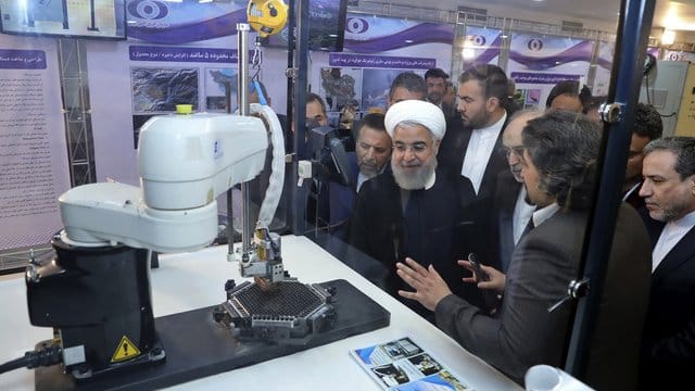 Irans Präsident Hassan Ruhani (M. Irans Präsident Hassan Ruhani (M.