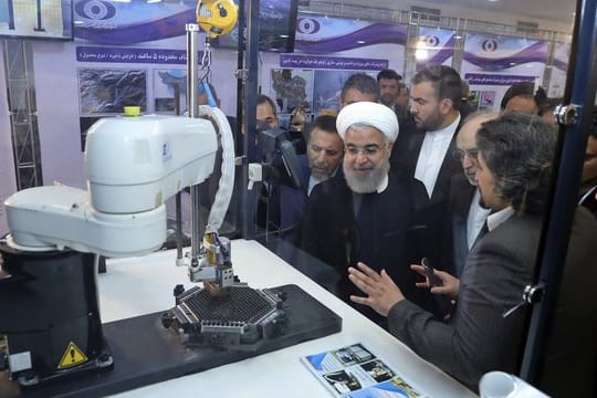 Irans Präsident Hassan Ruhani (M.