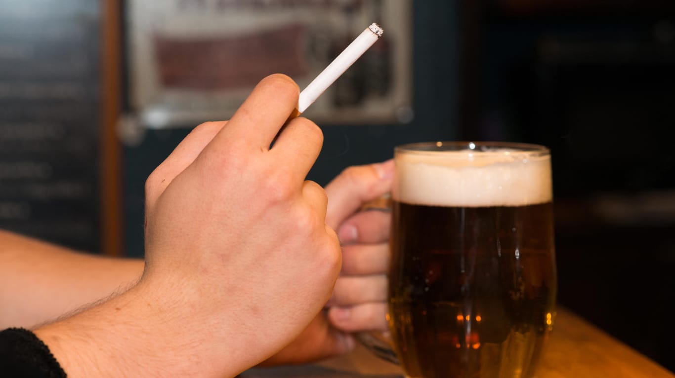 Bier und eine Zigarette: Deutsche trinken rund elf Liter Alkohol pro Jahr.