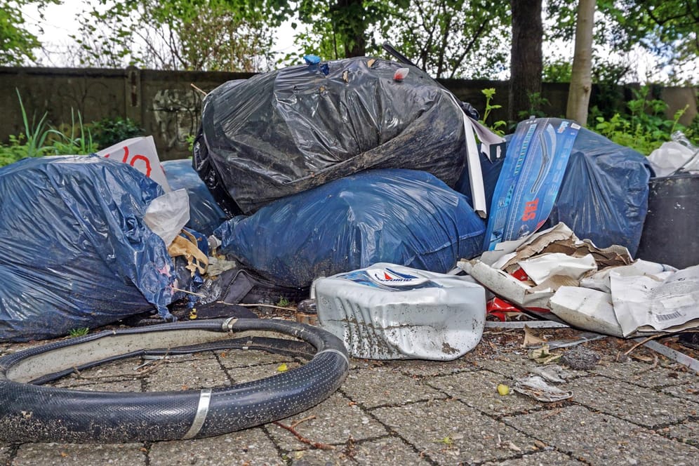Illegaler Müll an einem Parkplatz: In Essen wird der "Mängelmelder" rege genutzt.
