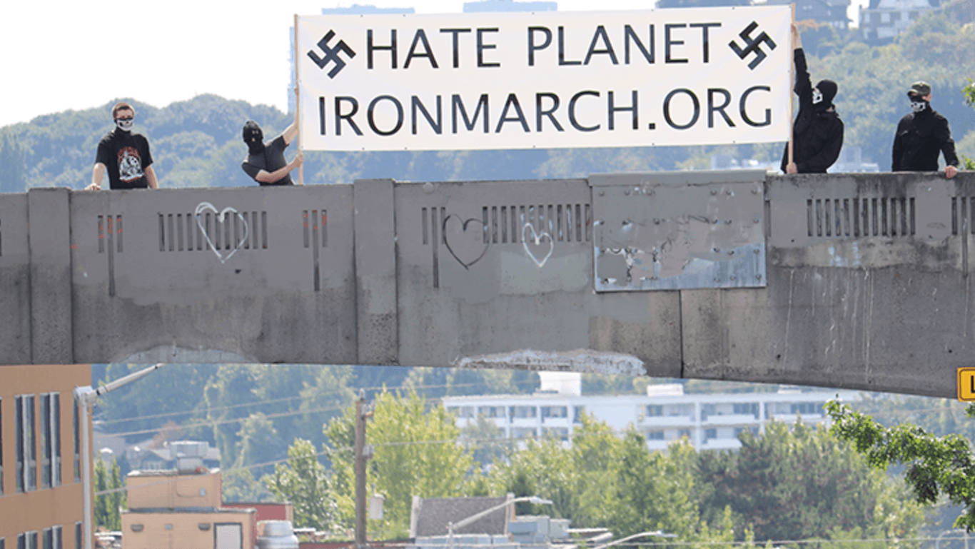 Nicht mehr im Netz: Das Forum "IronMarch" sah sich selbst als Planet des Hasses und Brutstätte von Faschisten. Jetzt sind die Daten und die Nachrichten geleakt worden.