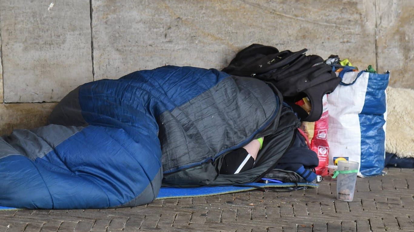 Ein Obdachloser in einem Schlafsack: Die Stadt Bonn sucht dringend Schlafsäcke für Bedürftige.