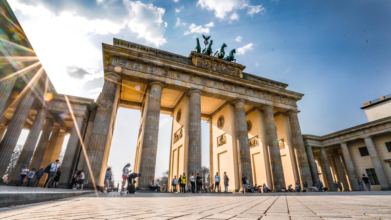 Das Brandenburger Tor in Berlin (Symbolbild): Viele Bürger anderer Staaten finden, dass Deutschland in Europa zu mächtig ist.