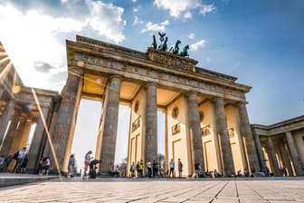 Das Brandenburger Tor in Berlin (Symbolbild): Viele Bürger anderer Staaten finden, dass Deutschland in Europa zu mächtig ist.