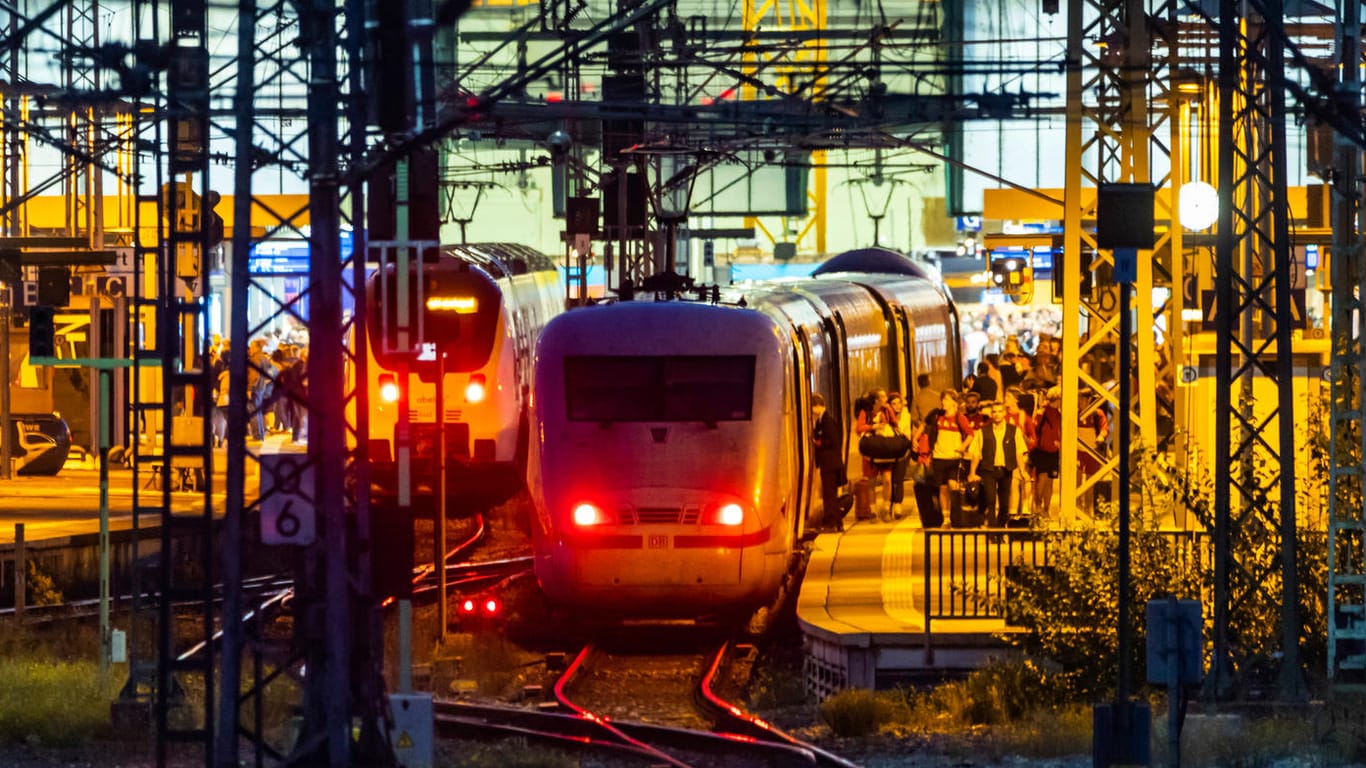 Der Hauptbahnhof Stuttgart am Abend: Die Deutsche Bahn kämpft mit massiven Problemen, darunter Verspätungen und Zugausfälle.