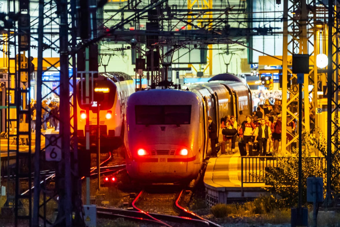 Der Hauptbahnhof Stuttgart am Abend: Die Deutsche Bahn kämpft mit massiven Problemen, darunter Verspätungen und Zugausfälle.