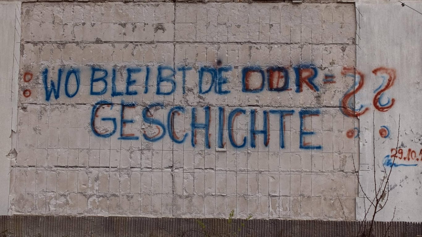 Schriftzug in Prora auf Rügen: "Wo bleibt die DDR-Geschichte?"