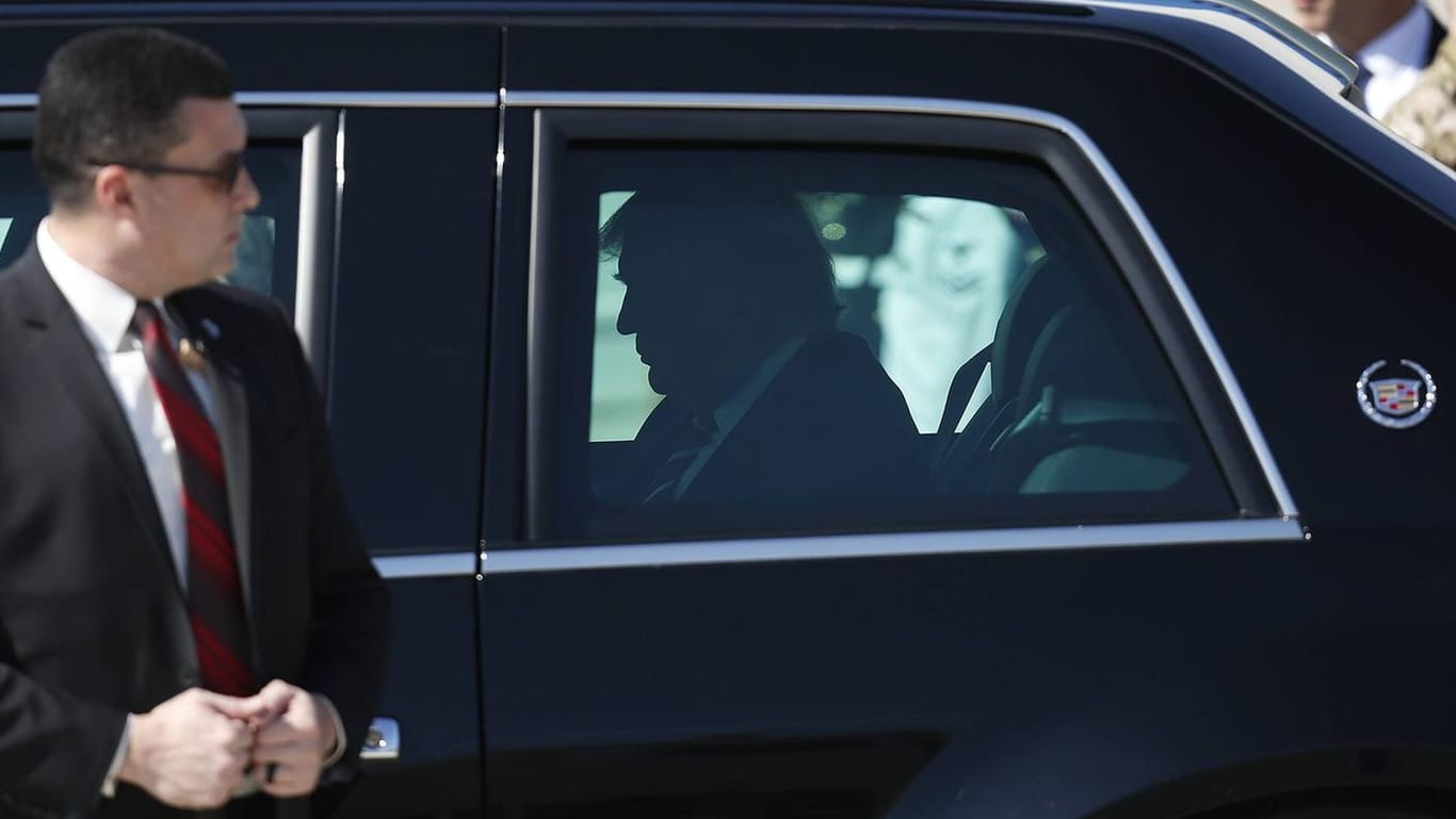 Donald Trump in seinem Präsidenten-Auto: Setzt er seine Pläne um und führt Strafzölle auf europäische Autos ein, könnte dies in einen neuen Handelskrieg münden.