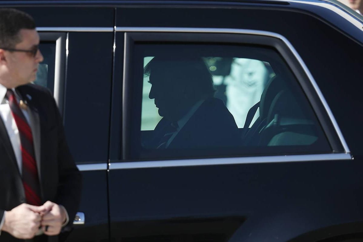 Donald Trump in seinem Präsidenten-Auto: Setzt er seine Pläne um und führt Strafzölle auf europäische Autos ein, könnte dies in einen neuen Handelskrieg münden. Donald Trump in seinem Präsidenten-Auto: Setzt er seine Pläne um und führt Strafzölle auf europäische Autos ein, könnte dies in einen neuen Handelskrieg münden.